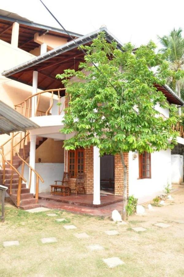 Dilena Beach Inn Тангале Екстериор снимка