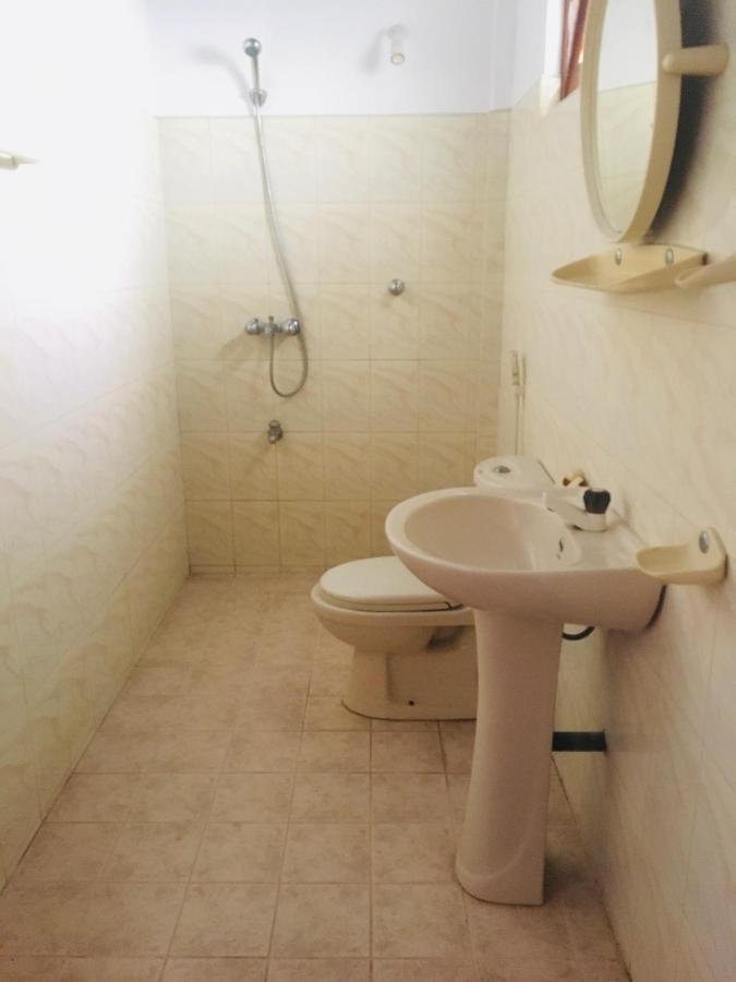 Dilena Beach Inn Тангале Екстериор снимка