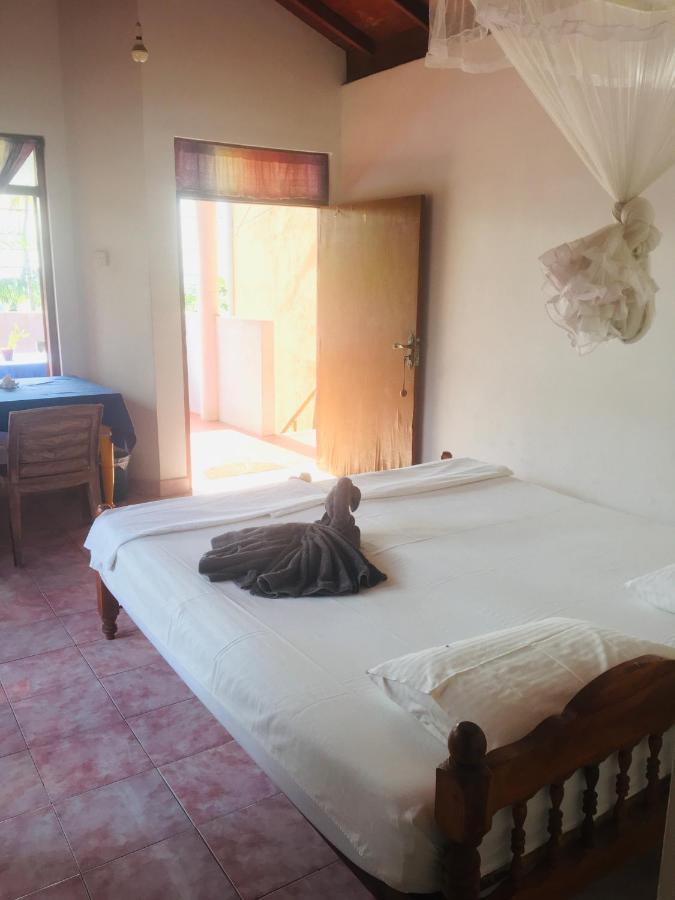 Dilena Beach Inn Тангале Екстериор снимка
