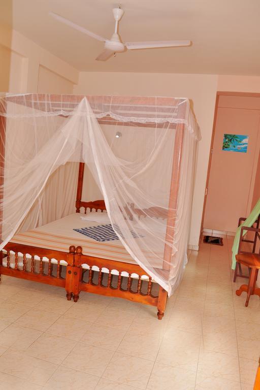 Dilena Beach Inn Тангале Екстериор снимка