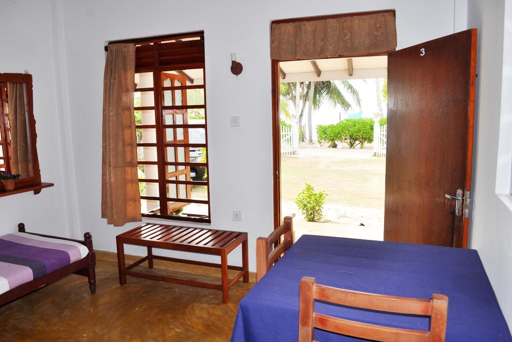 Dilena Beach Inn Тангале Екстериор снимка