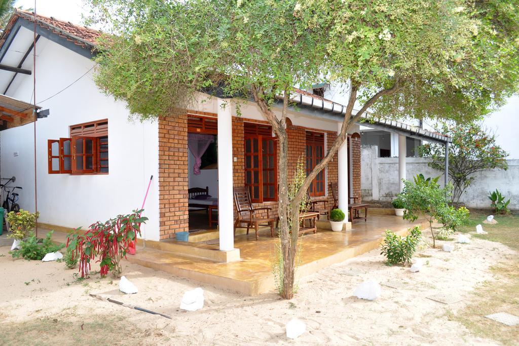 Dilena Beach Inn Тангале Екстериор снимка