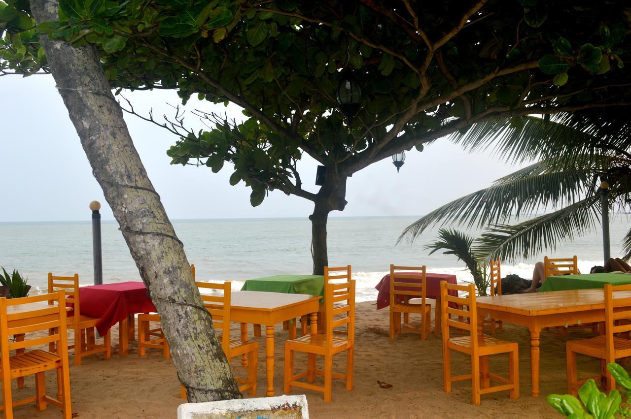 Dilena Beach Inn Тангале Екстериор снимка