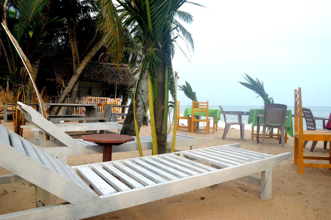 Dilena Beach Inn Тангале Екстериор снимка